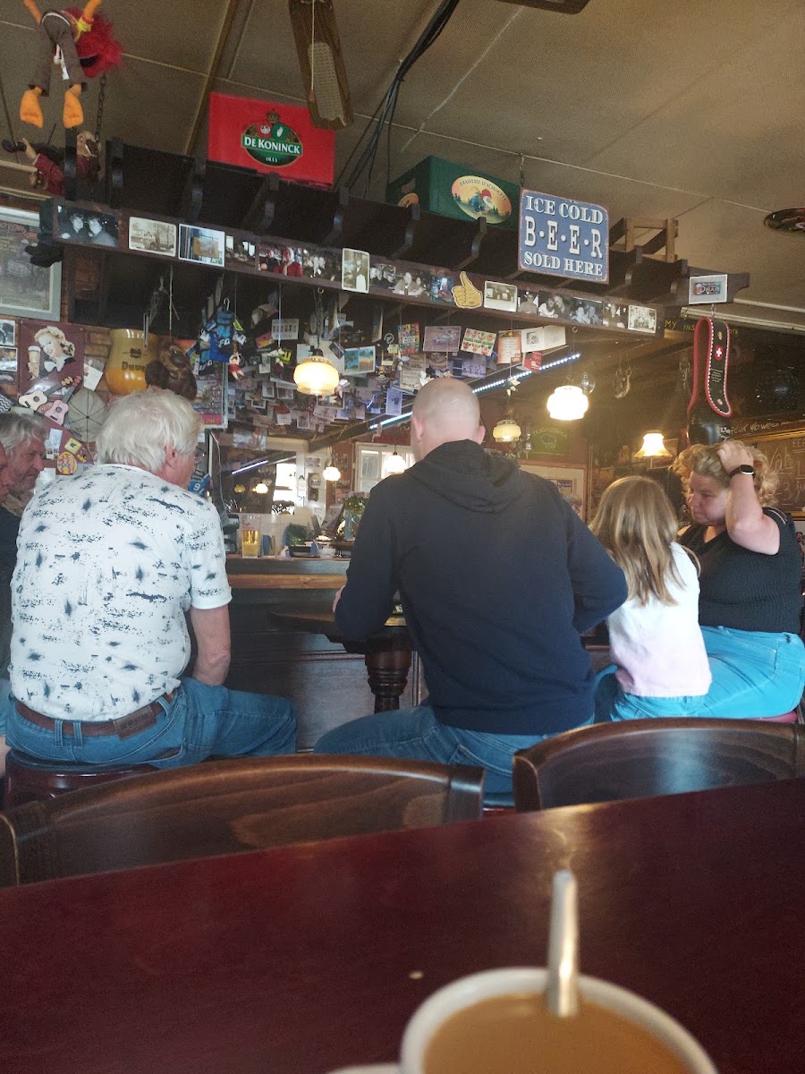 Café Billiards