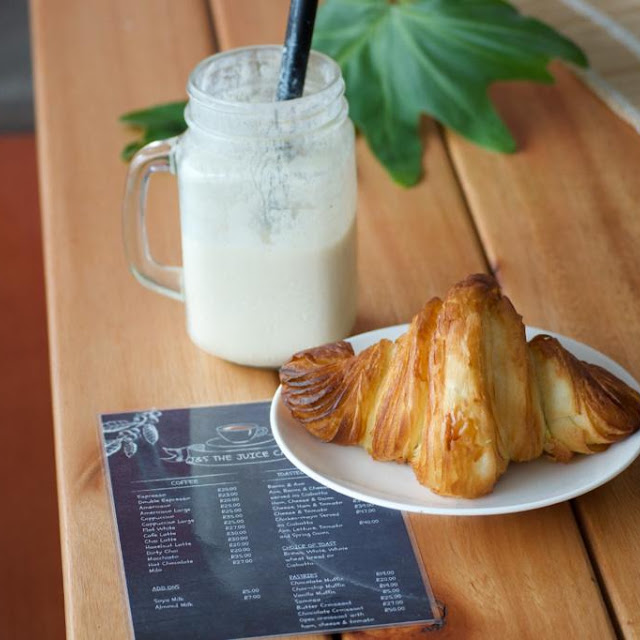 Café Croissant Breakfast