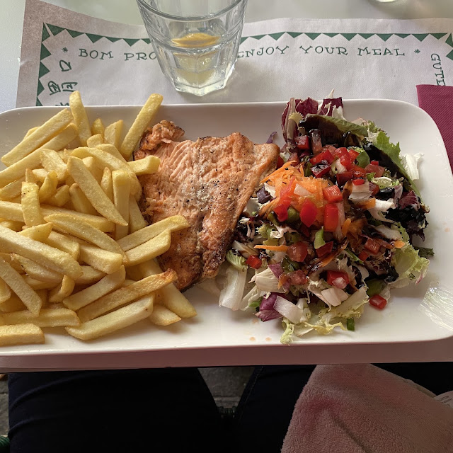 Salmón Con Patatas Y Ensalada