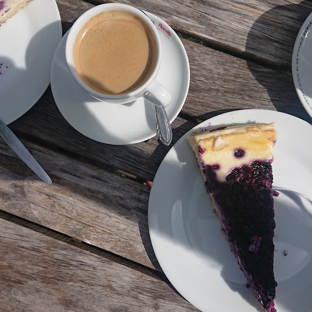 Cafe Crema Und Heidelbeerkuchen