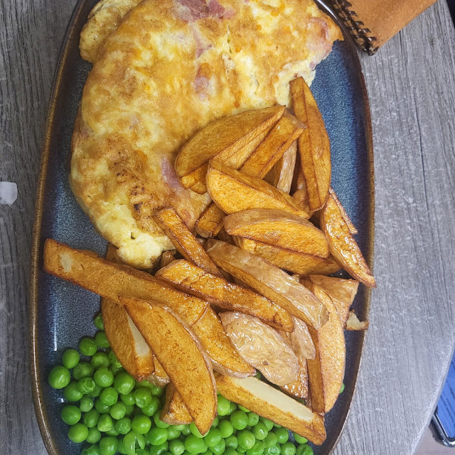 Steak Pie Chips & Peas