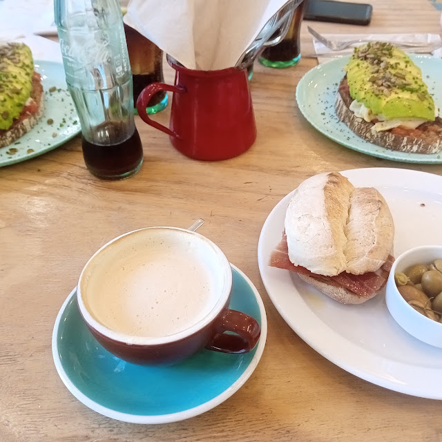 Tosta de Aguacate Y Tosta Ibérica