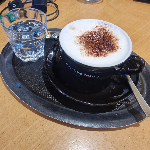 Cappuccino Glas Wasser