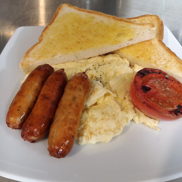 Scrambled Eggs with Chipolata Sausages