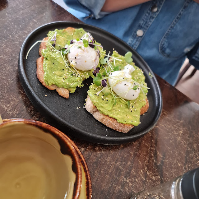 Smashed Avo & Eggs on Toast