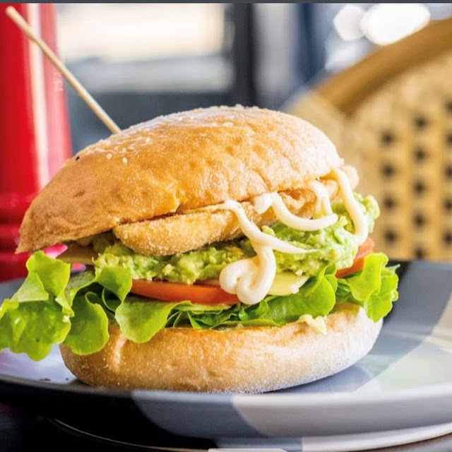 Chicken Cheese & Avo Burger