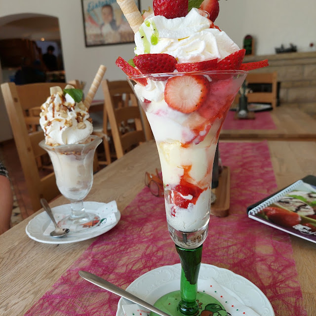 Erdbeereisbecher