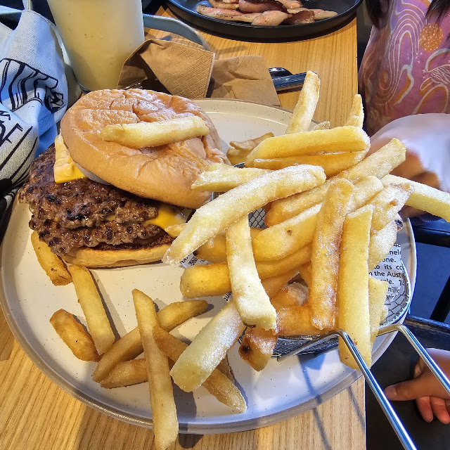 Cheese Burger w Chips