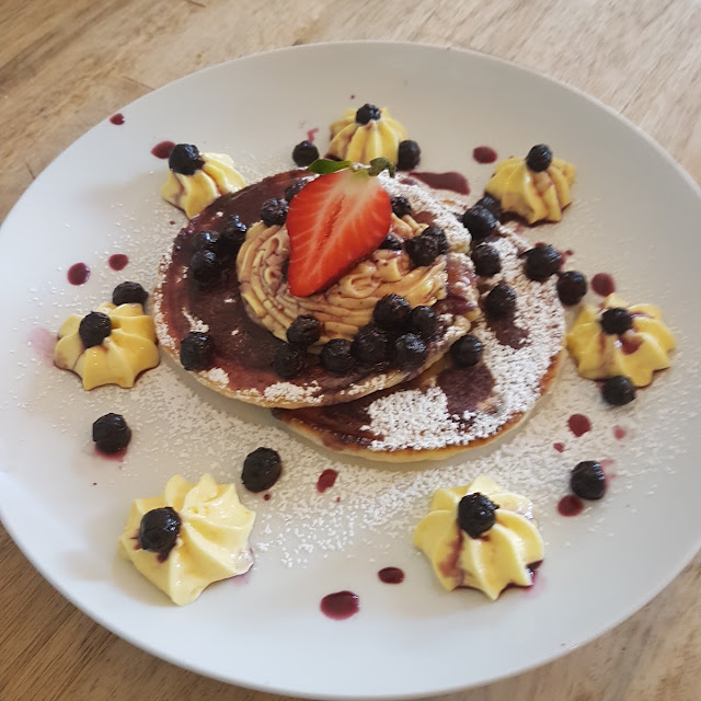 Pancake with Blueberry and Vanilla Custard