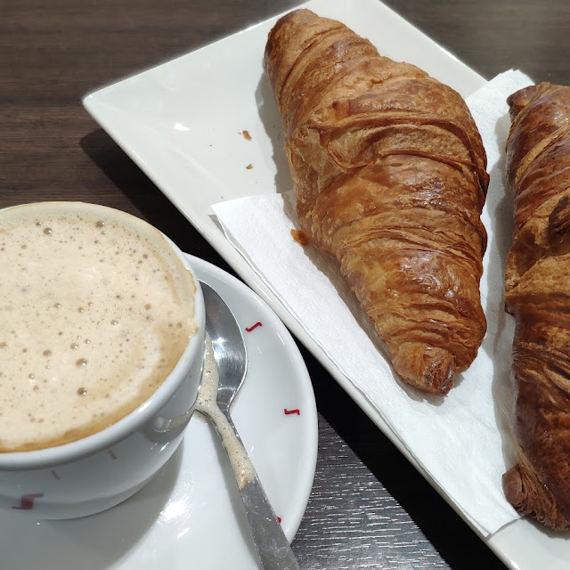 Café Con Leche Y Croissant