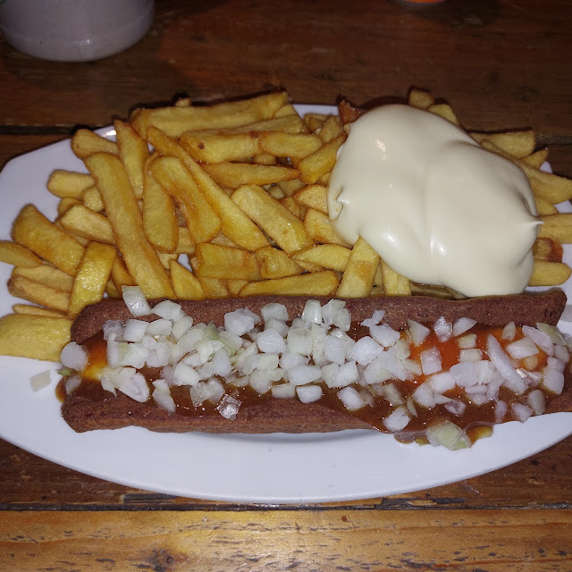Frietjes Met Mayo En Een Frikadel Speciaal