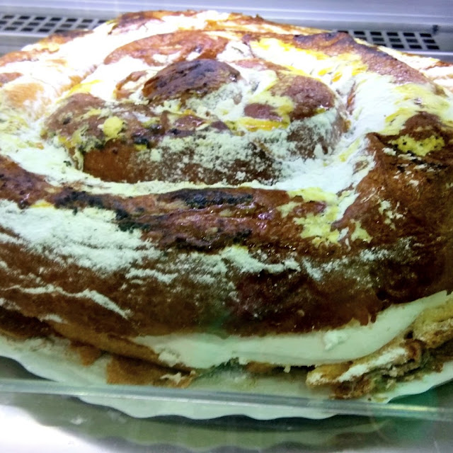Ensaimada Rellena de Nata Y Crema