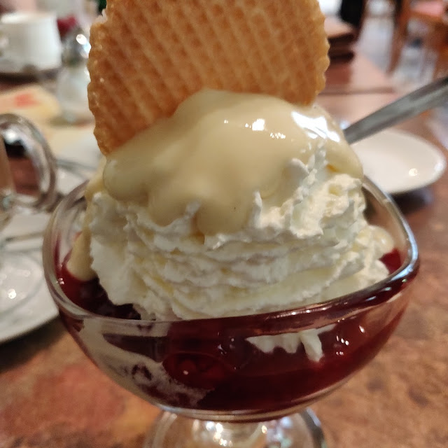 Eis Mit Roter Grütze