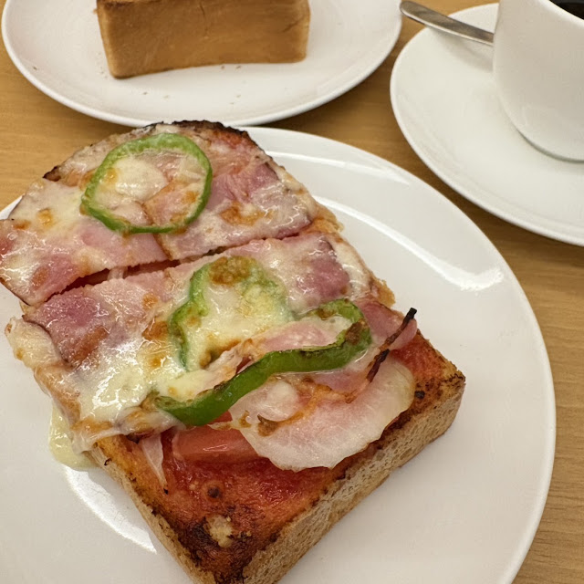 ピザトーストとコーヒー