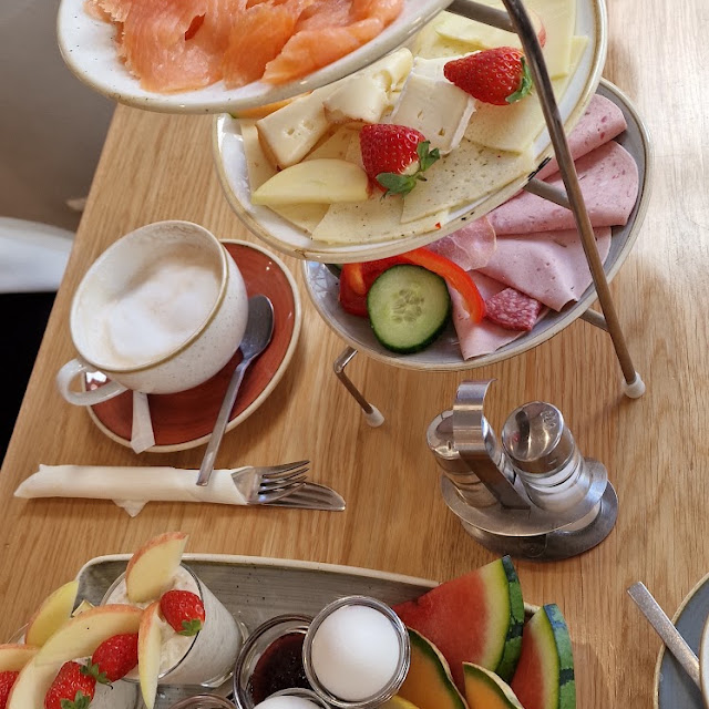 Frühstück Für Zwei Täubchen