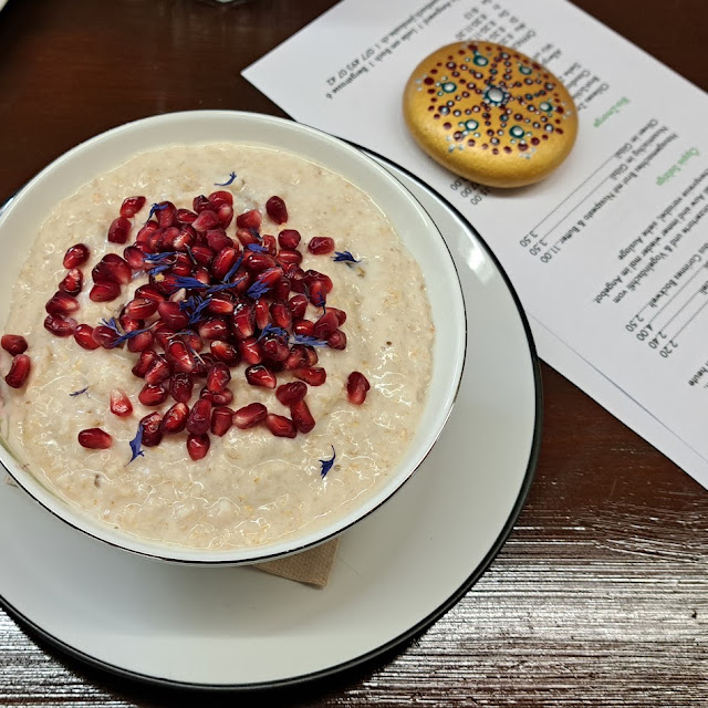 Porridge Mit Granatapfel Und Datteln