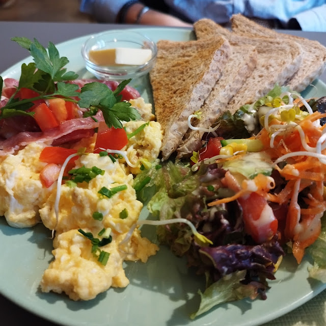 Frühstück Rührei Mit Bacon Und Salat
