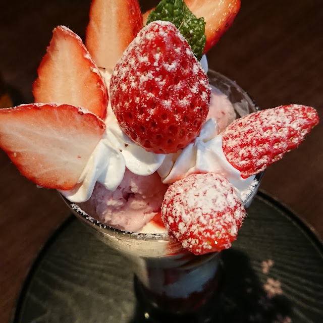苺パフェ