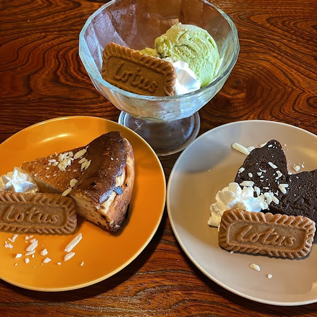 ベイクドチーズケーキ 左