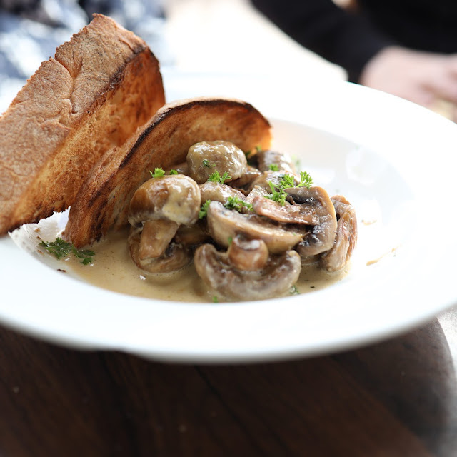Creamy Mushrooms on Toast