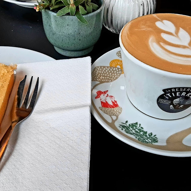 Zitronenkuchen Und Milchkaffee