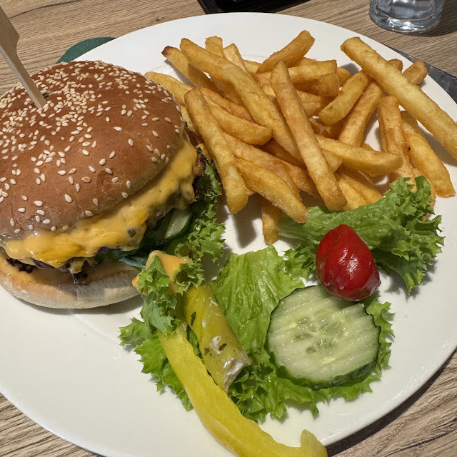 Cheeseburger Mit Pommes