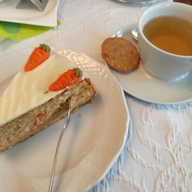 Karottenkuchen Und Grüner Tee