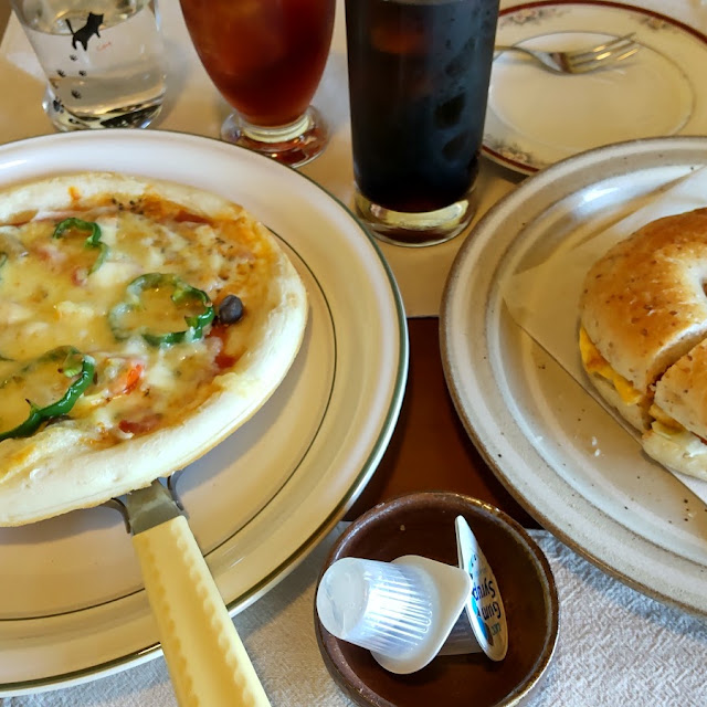 ピザとベーグルサンド