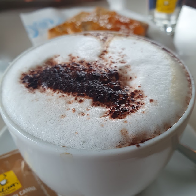 Cappuccino Con Fette Biscottate