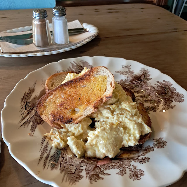 Scramble Eggs on Toast