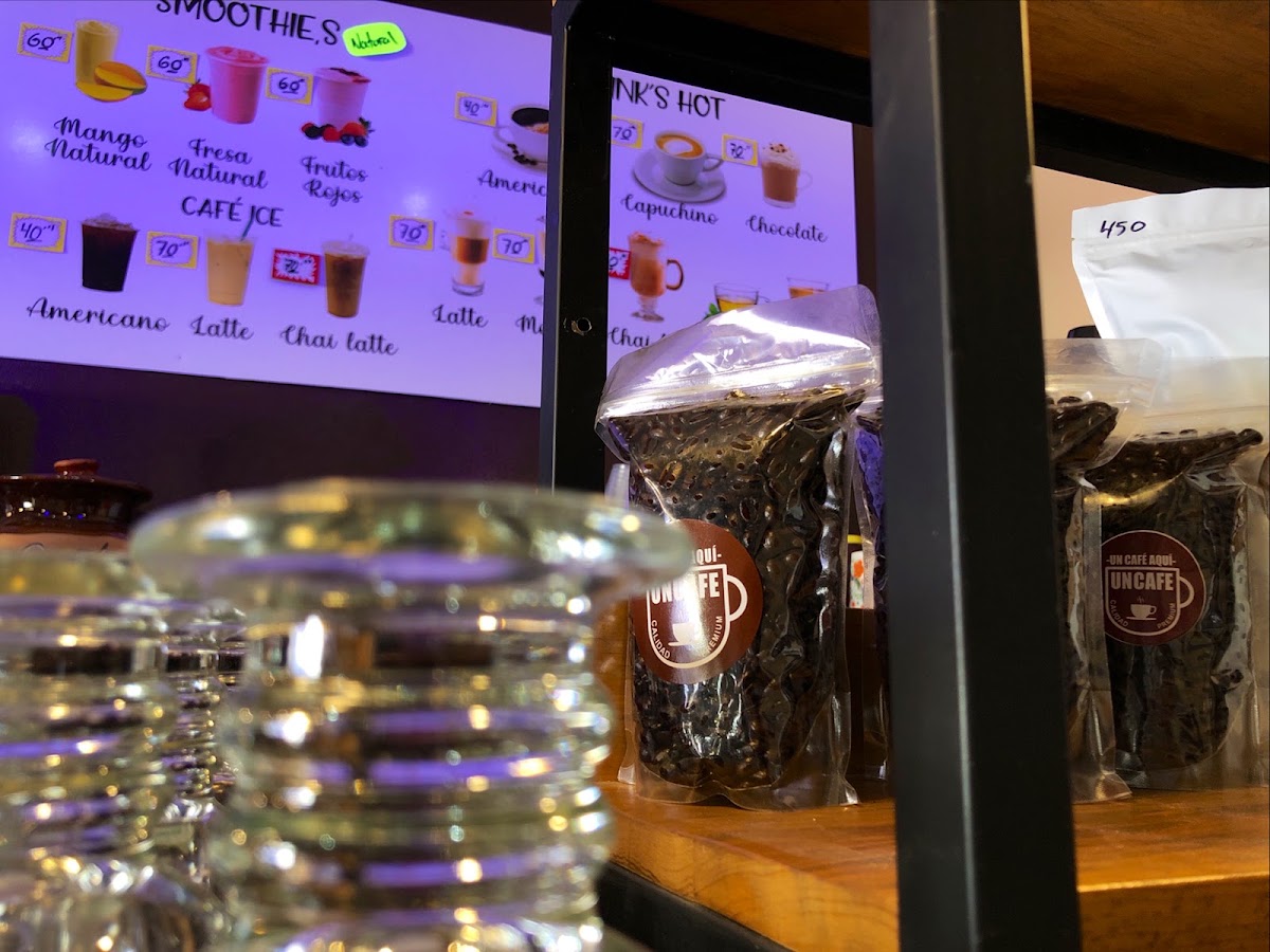 Un Café Aquí menu board