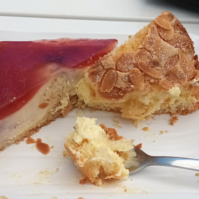 Bienenstich Und Blaubeer-käsekuchen