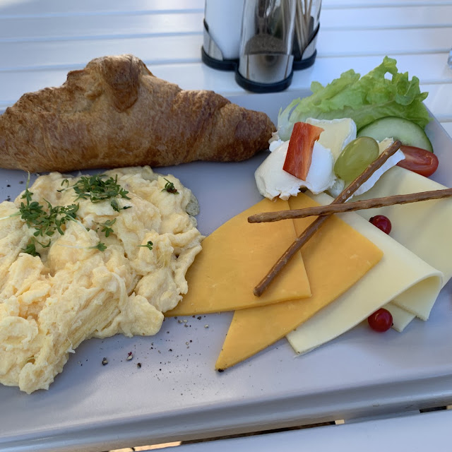 Frühstücksteller Mit Rührei Und Aufschnitt