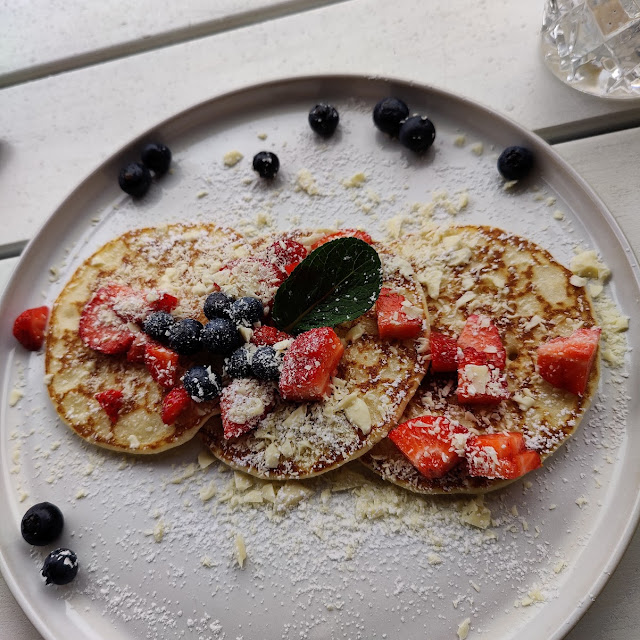 Pancakes Mit Weißer Schokolade Und Beeren