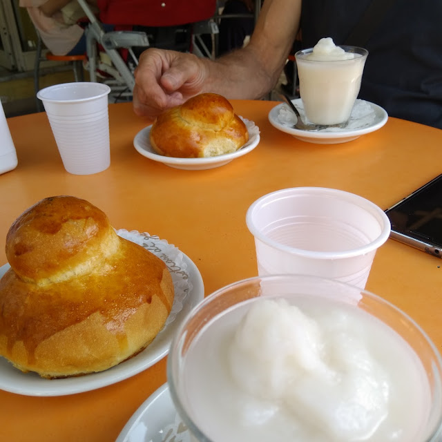 Granita Alla Mandorla Con Brioche