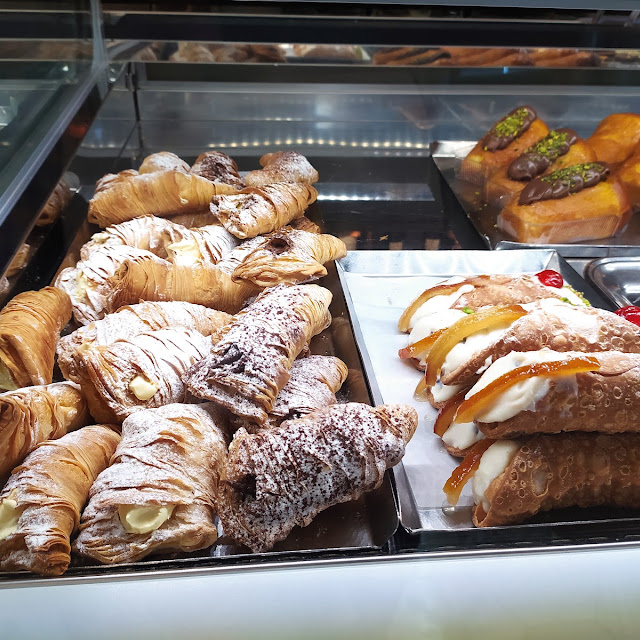 Sfogliatella Riccia E Cannoli