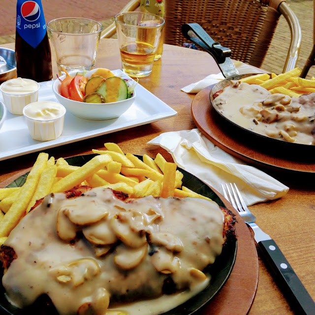 Schnitzel Met Champignonsaus