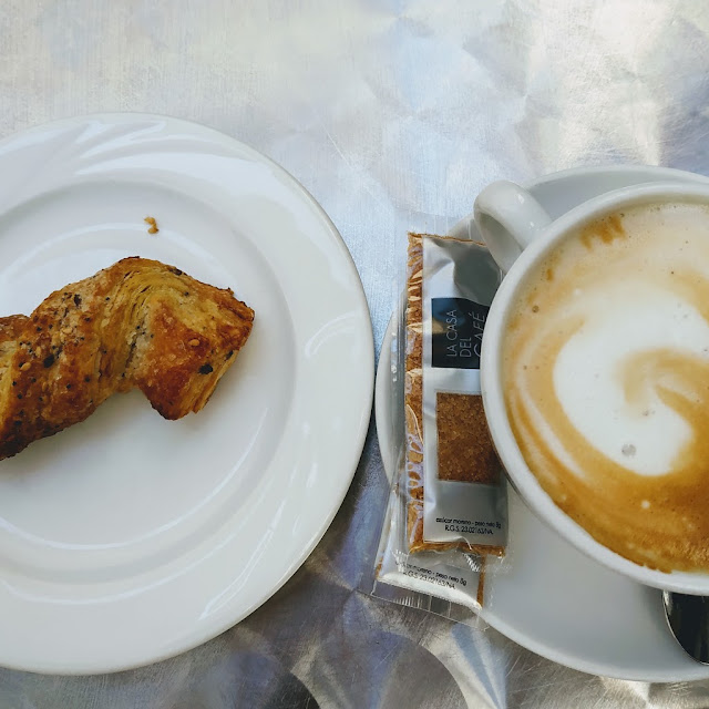 Cafe Con Leche Y Lacito