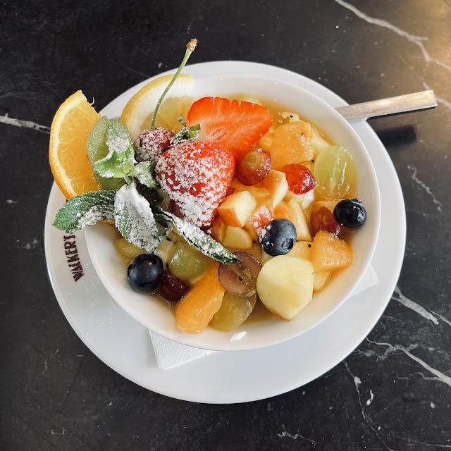 Joghurt Mit Obstsalat Und Honig