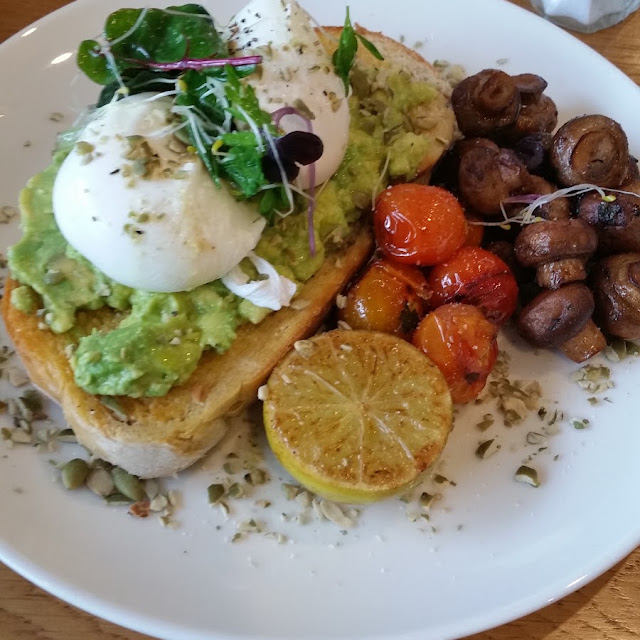 Smashed Avacado and Eggs