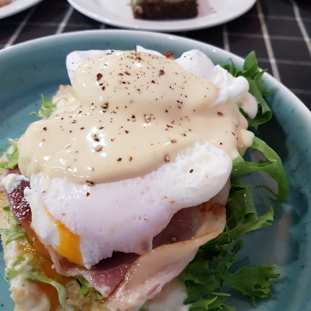 Egg Benedict with Bacon