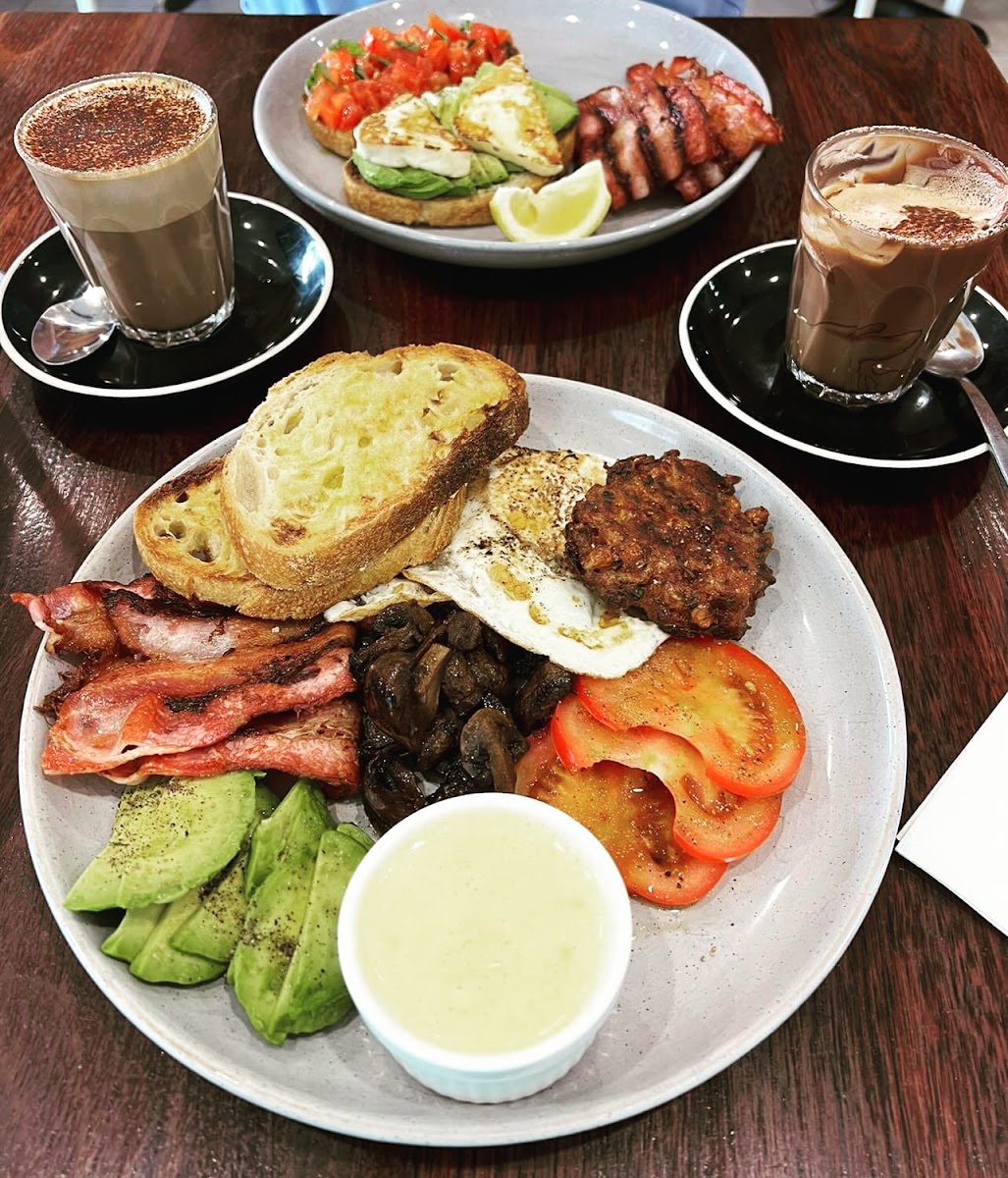 QROMA Cafe and Bar