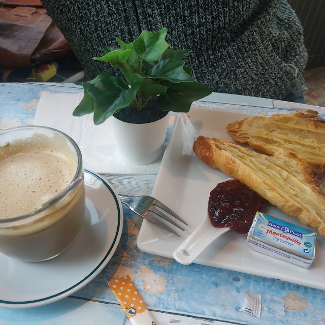 Café Con Leche Y Croissant