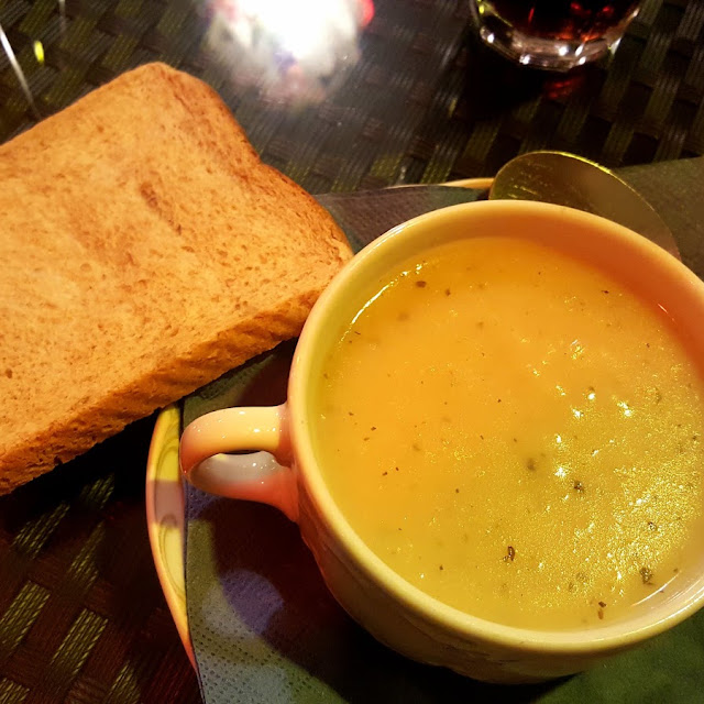 Kürbis-ingwer-möhren-suppe