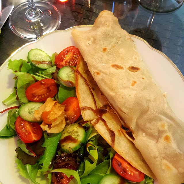 Roti Mit Linsenfüllung U Beilagensalat