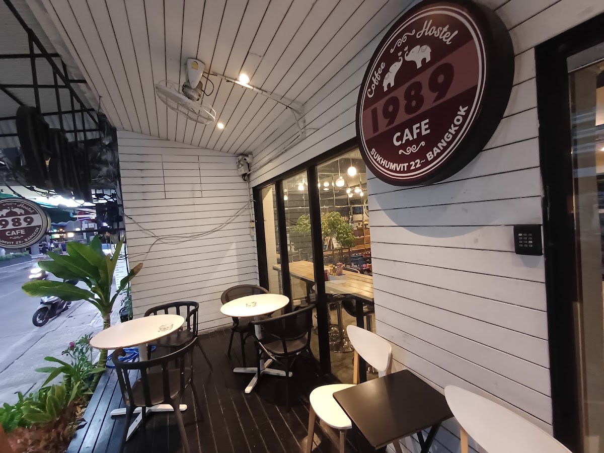 1989 Hostel & Cafe Sukhumvit 22