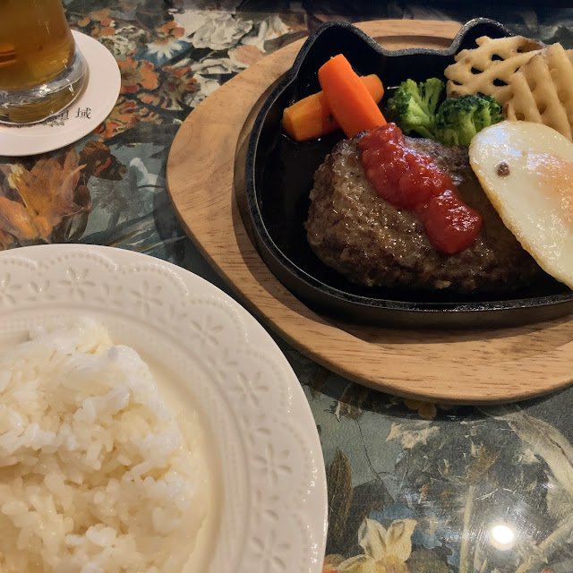 ねこ鉄板ハンバーグ