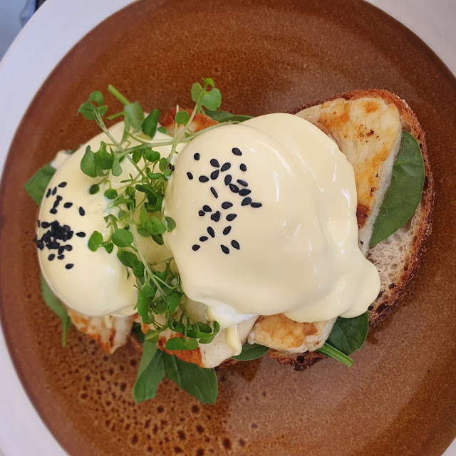 Eggs Benedict with Halloumi