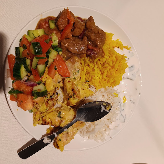 جوجه کباب و سالاد شیرازی