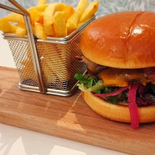 Kardemummaburgare Med Pommes